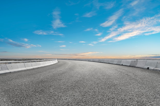 Lege snelweg asfaltweg en mooie hemel landschap