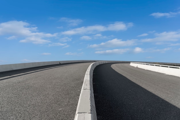 Foto lege snelweg asfaltweg en mooie hemel landschap