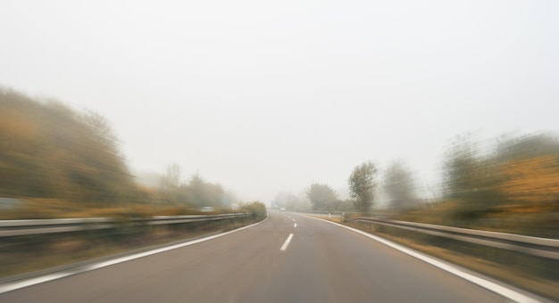 lege snelweg met bewegingsonscherpte in de herfst, copyspace voor uw individuele tekst.