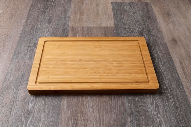 Lege snijplank op een houten tafel