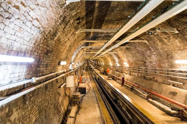 Foto lege spoorlijn in tunnel voor ontwerp