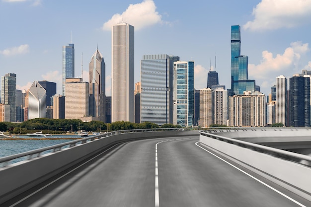 Lege stedelijke asfaltweg buitenkant met stadsgebouwen achtergrond Nieuwe moderne snelweg betonnen constructie Concept van weg naar succes Transport logistieke industrie snelle levering Chicago USA