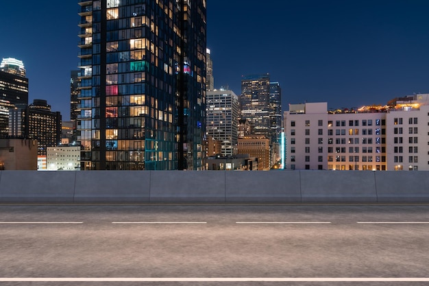 Lege stedelijke asfaltweg buitenkant met stadsgebouwen achtergrond Nieuwe moderne snelweg betonnen constructie Concept van weg naar succes Transport logistieke industrie snelle levering Los Angeles USA