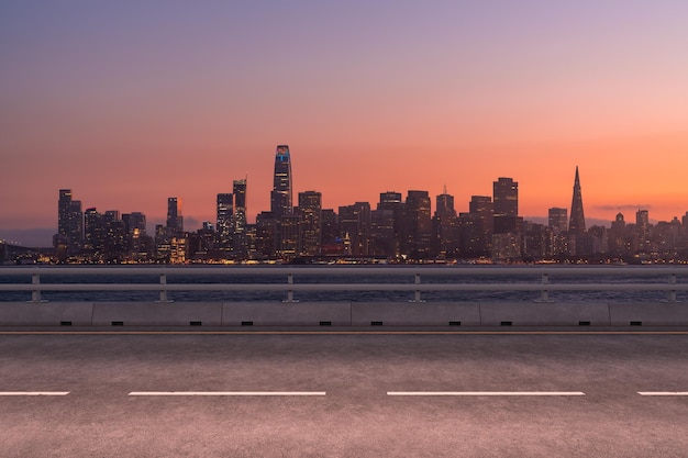 Lege stedelijke asfaltweg buitenkant met stadsgebouwen achtergrond Nieuwe moderne snelweg betonnen constructie Concept weg naar succes Transport logistieke industrie snelle levering San Francisco USA