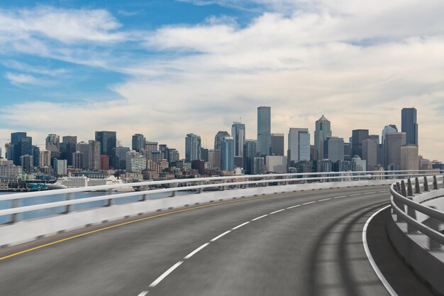 Lege stedelijke asfaltweg buitenkant met stadsgebouwen achtergrond Nieuwe moderne snelweg betonnen constructie Concept weg naar succes Transport logistieke industrie snelle levering Seattle USA