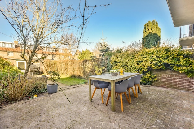 lege stoelen en tafels in de tuin