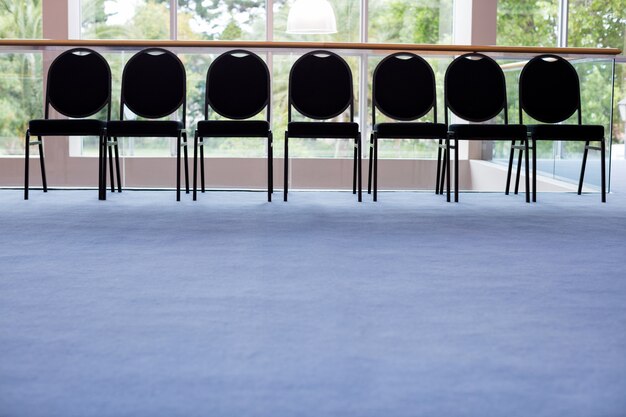 Foto lege stoelen in de lobby op conferentiecentrum