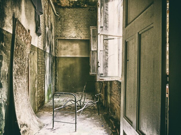 Foto lege stoelen in een verlaten kamer