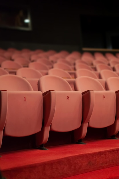 lege stoelen in het theater