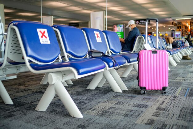 Lege stoelen op luchthaven onder Covid19 pandemie