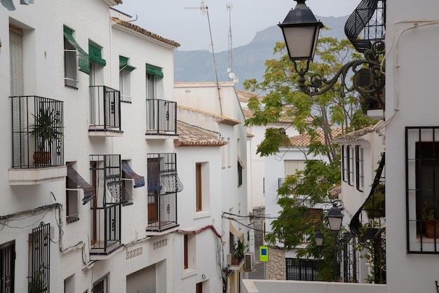 Lege straat en gevels, Altea, Alicante, Spanje