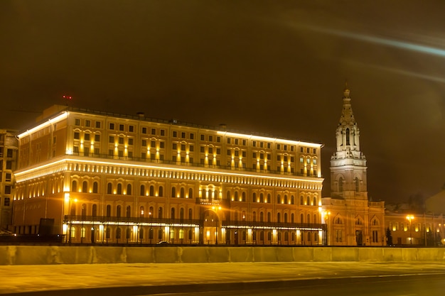 Lege straten van de nachtstad met gele lantaarns. Nacht stadsgezicht.