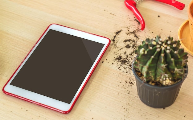 Lege tablet met tuingereedschap op tafel voor toepassingsmodel en sjabloon