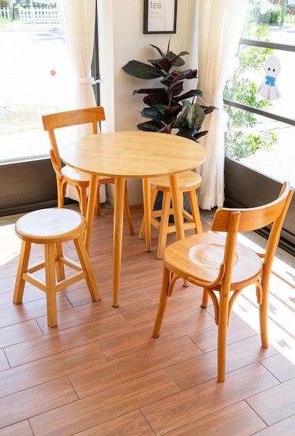 lege tafel en stoel in coffeeshop