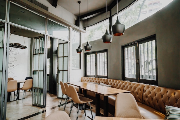 lege tafel en stoel in restaurant en café