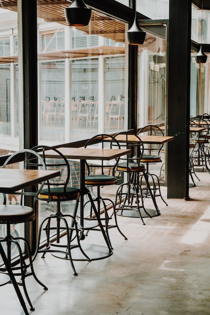 lege tafel en stoel in restaurant en café