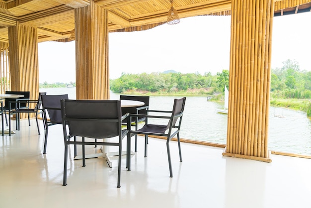 Lege tafel en stoel in restaurant