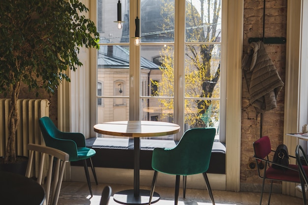 Lege tafel in café in de buurt van raam kopieerruimte binnen interieur