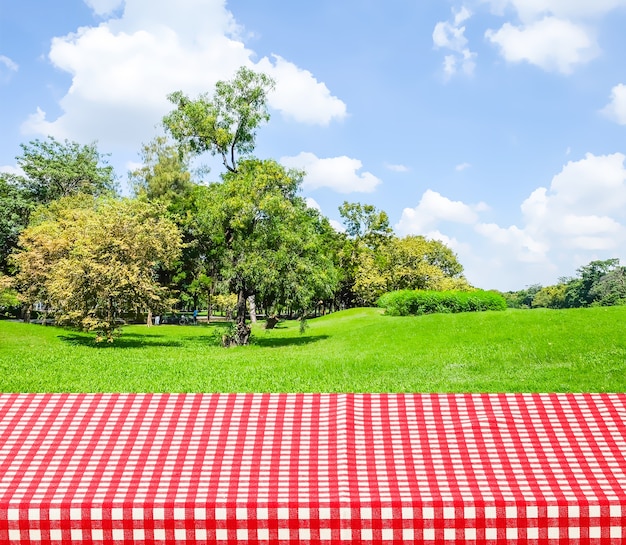 Foto lege tafel met rood en wit tafelkleed