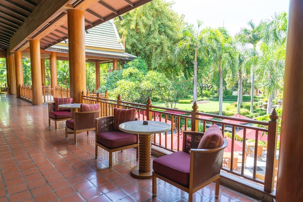 lege tafel tafel en stoel op balkon