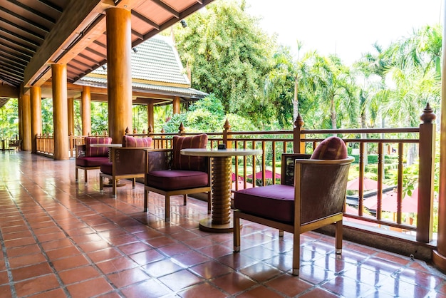 lege tafel tafel en stoel op balkon