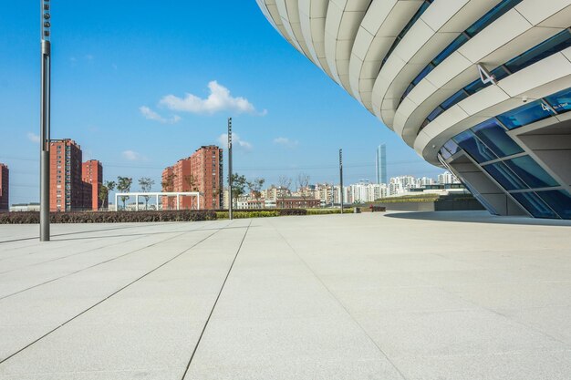 Lege tegelvloer met modern gebouw op de achtergrond