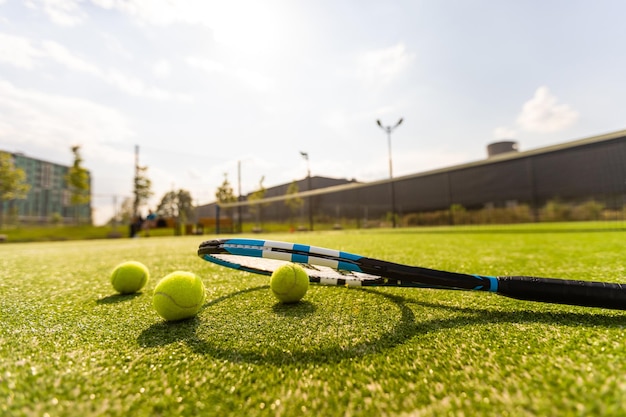 lege tennisbaan op gras Antenne