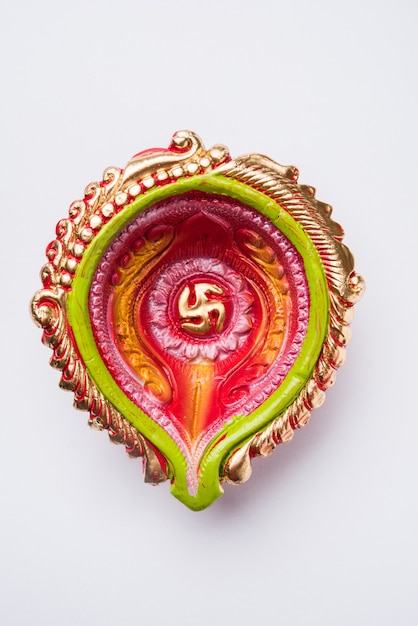 Foto lege terracotta designer diya voor diwali-festival, geïsoleerde en selectieve focus
