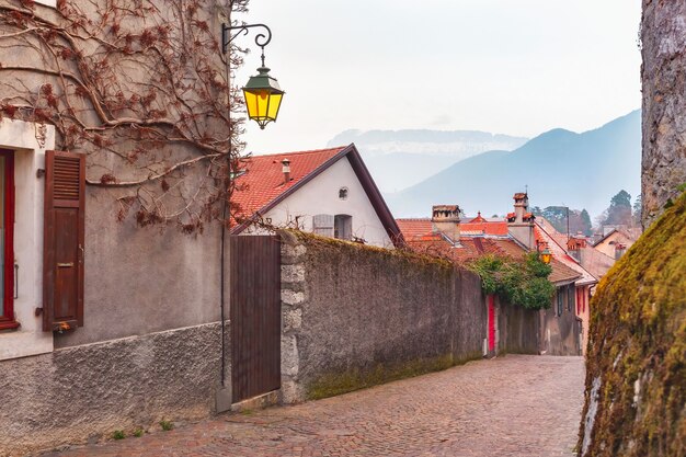 Lege typisch franse leuke straat in de oude stad van annecy in de ochtend frankrijk