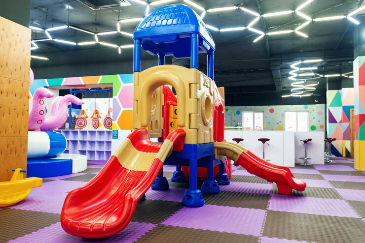 Lege veelkleurige dia's in het uitgaanscentrum voor kinderen
