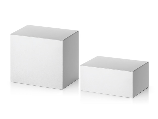Lege verpakking witte kartonnen doos geïsoleerd op een witte achtergrond klaar voor verpakkingsontwerp
