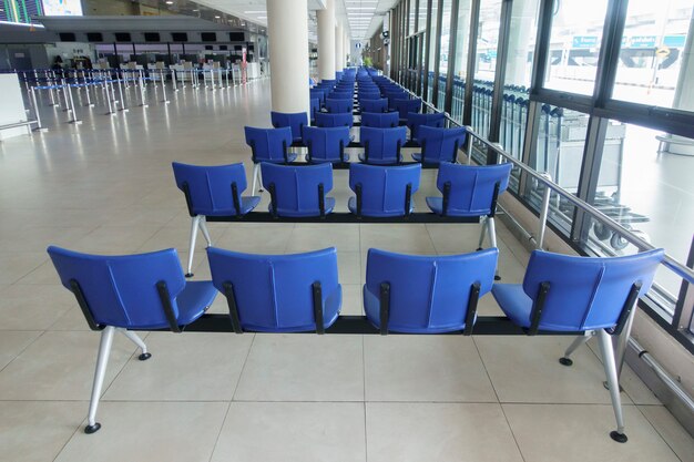 Lege vertrekhal op de luchthaven Don Mueang tijdens de pandemie van het Coronavirus.