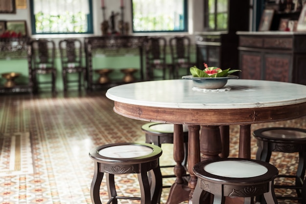 lege vintage tafel en stoelen in een kamer