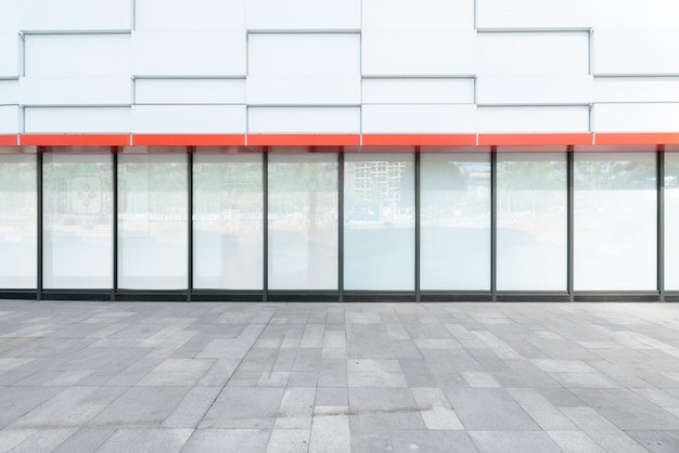 Lege vloeren en glasramen in het winkelcentrum