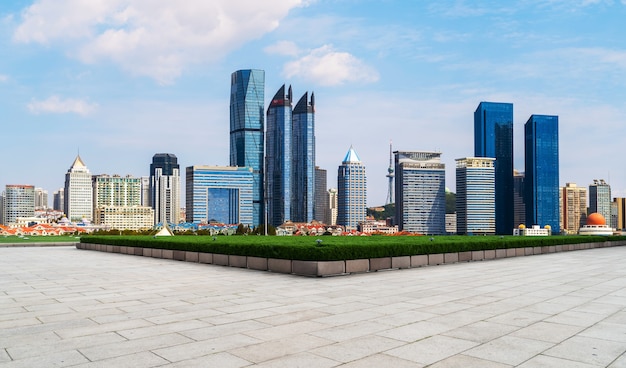 Lege vloertegels en skyline van stadsgebouwen