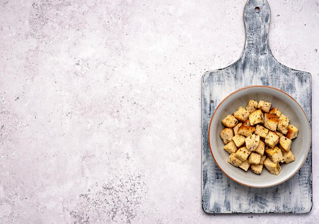 Lege voedselfotografie van croutonbrood, knapperige toast, kruiden, knoflook, knapperig oregano-ingrediënt