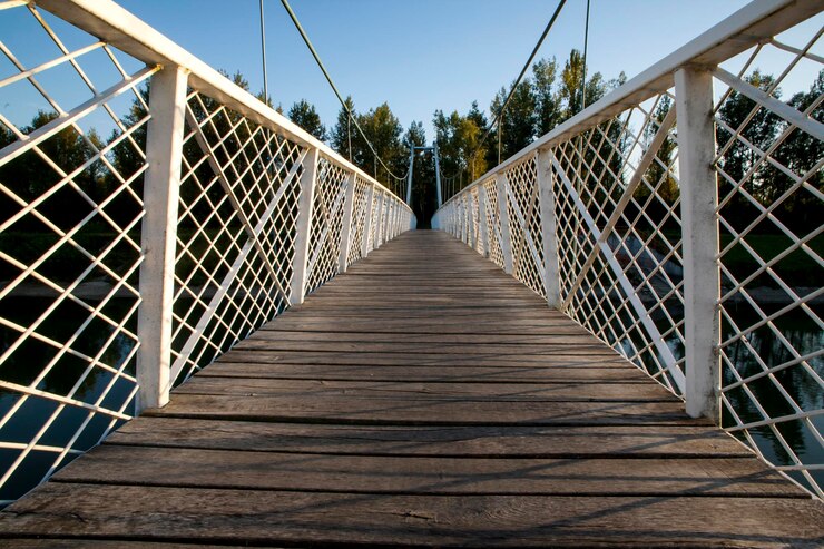 Foto lege voetgangersbrug tegen de lucht