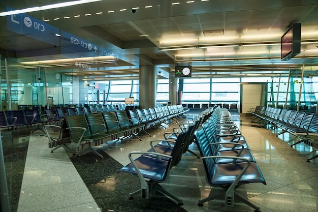Lege wachtkamer in terminal International Airport Hedendaagse loungeruimte met stoelen