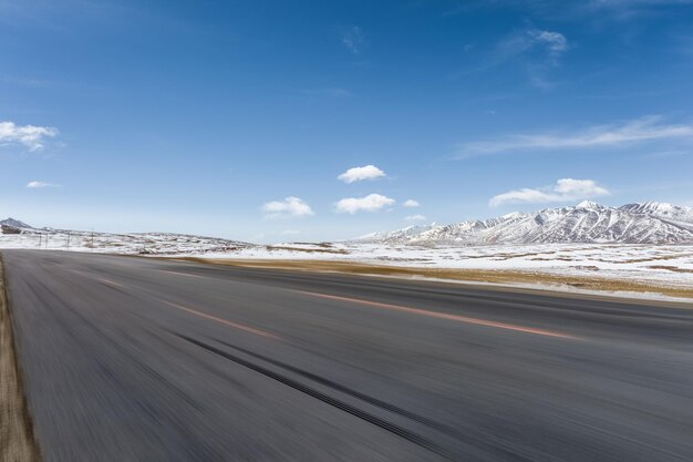 Lege weg bewegingsonscherpte op sneeuwgebied plateau tibet