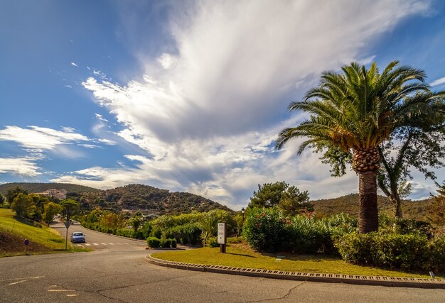 Foto lege weg in de bergen verlaat sortie van cap esterel franse rivièra