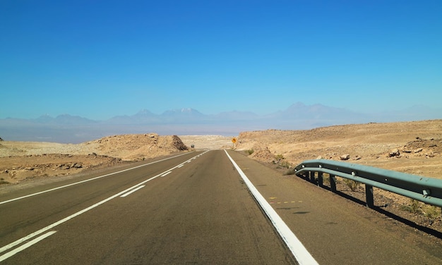 Lege weg met een wegwijzer in de dorre woestijn van de Atacama-woestijn in de regio Antofagasta, Noord-Chili