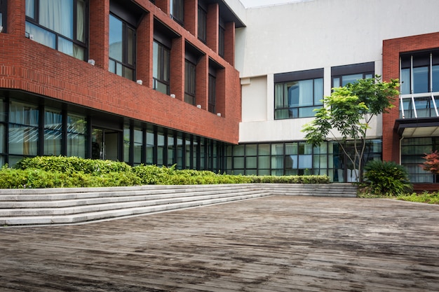 Lege weg met moderne gebouwen op de achtergrond