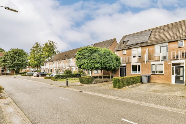 lege weg te midden van huizen tegen de lucht