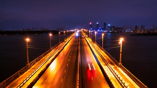 Lege wegbrug over het stadsbeeld van de riviernacht