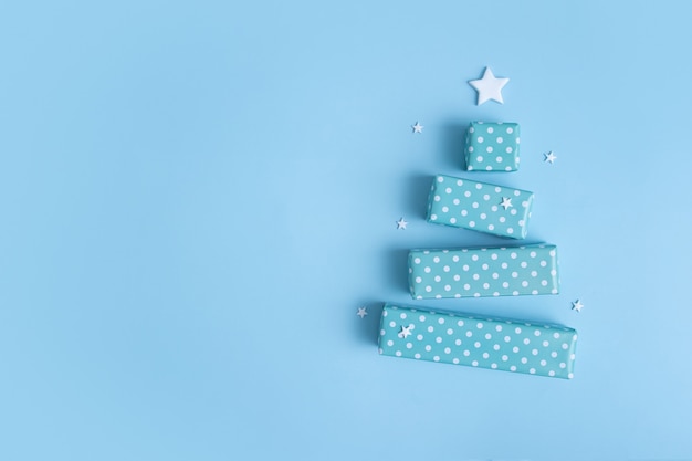 Lege wenskaart met abstracte kerstboom gemaakt van geschenkdozen voor prettige kerstdagen en gelukkig nieuwjaar