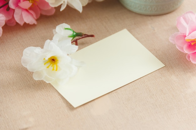 Foto lege wenskaart met bloemen boeket