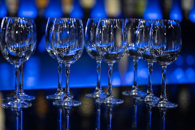 Lege wijnglazen Feestrestaurant Glazen voor borrel in blauwe verlichting