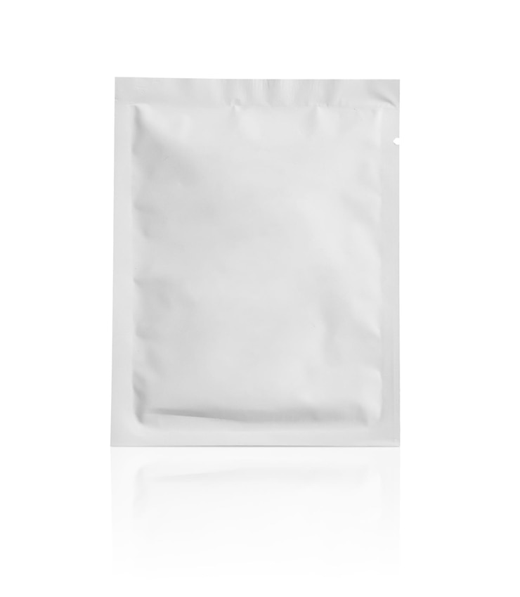 Foto lege witte aluminiumfolie plastic zak zak sachet verpakking mockup geïsoleerd op een witte achtergrond