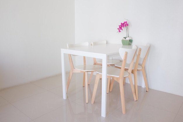 Lege witte eettafel in de keuken in minimalistische stijl