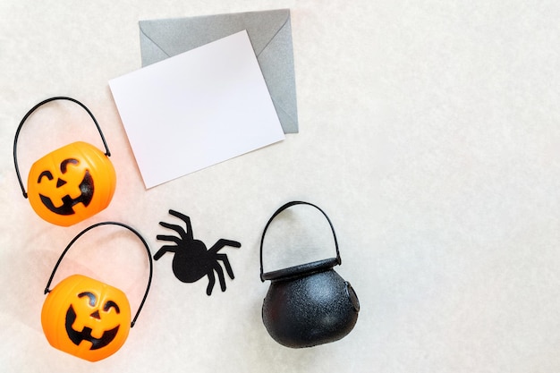 Lege witte halloween-kaart met pompoenen en spinnen Banneruitnodigingsmodel